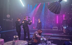 Концертная площадка с панорамными окнами