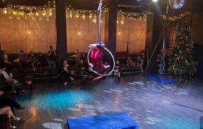 Концертная площадка с панорамными окнами