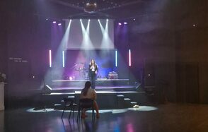 Концертная площадка с панорамными окнами