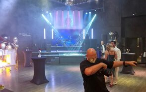 Концертная площадка с панорамными окнами