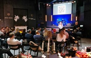 Концертная площадка с панорамными окнами