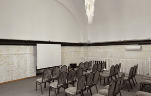 Двухэтажный зал в светлых тонах