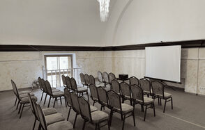 Двухэтажный зал в светлых тонах