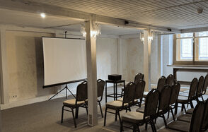 Двухэтажный зал в светлых тонах