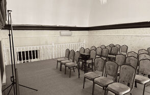 Двухэтажный зал в светлых тонах