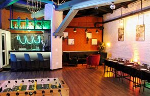 Уютный лофт со сценой и барной стойкой
