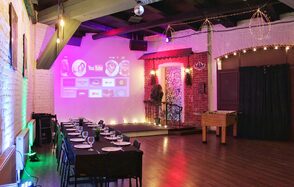 Уютный лофт со сценой и барной стойкой