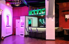 Уютный лофт со сценой и барной стойкой