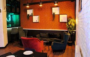 Уютный лофт со сценой и барной стойкой