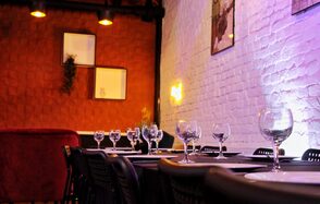 Уютный лофт со сценой и барной стойкой