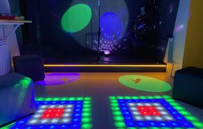 Музыкальный лофт на Тульской. Фиолетовая подсветка.