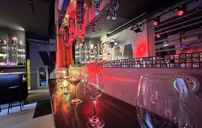 Музыкальный лофт на Тульской. Барная стойка со стульями.