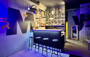 Музыкальный лофт на Тульской. Микрофон для караоке с лазерным светом в лофте.