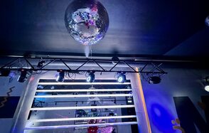 Музыкальный лофт на Тульской. Лазерный эффект на танцполе.