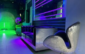 Музыкальный лофт на Тульской. Диваны с подушками, зеркальная стена, сцена, проекция на стену.