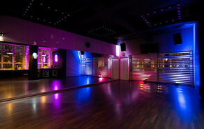 Лофт с зеркальной стеной