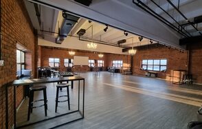 PORT 365 Просторный лофт из красного кирпича 