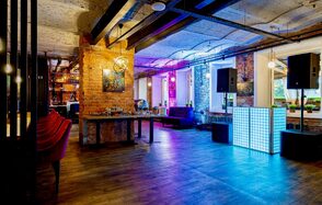 Розенштейн. Уютный зал в стиле лофт 120 кв.м