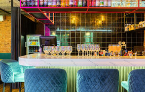 Розенштейн. Уютный зал в стиле лофт 120 кв.м