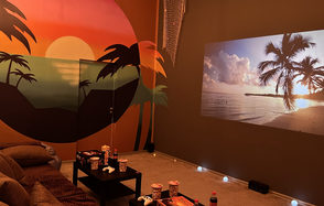 Зал Ямайка. Лофт с большим диваном и экраном