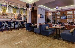 Территория  Просторный бар-ресторан