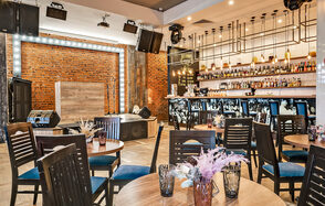 Территория  Просторный бар-ресторан