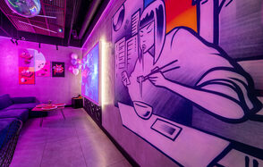 Стилизованный под неоновый город лофт