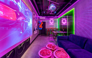 Стилизованный под неоновый город лофт