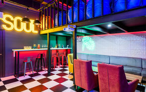 Лофт в стиле диско с двумя этажами 