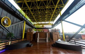 Необычная веранда для летних мероприятий