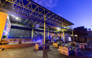 Необычная веранда для летних мероприятий