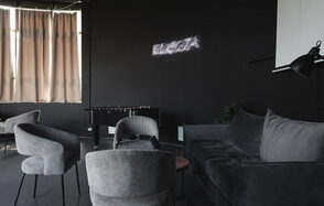 Высота Лофт Панорамный лофт в строгих тонах