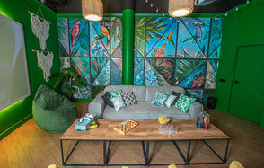 Лофт-зал в зелёных тонах