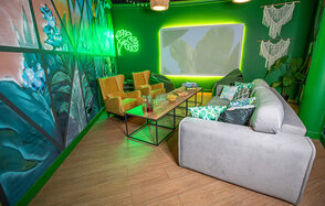 Лофт-зал в зелёных тонах