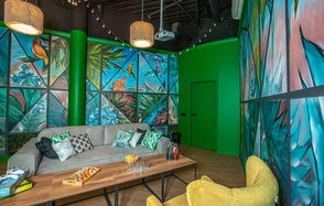 Лофт-зал в зелёных тонах