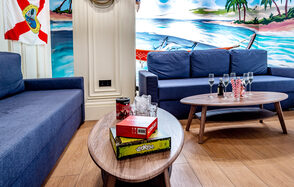 Светлый лофт-зал с гамаком 