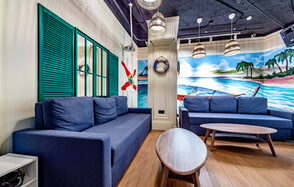 Светлый лофт-зал с гамаком 