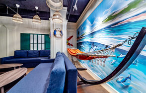 Светлый лофт-зал с гамаком 