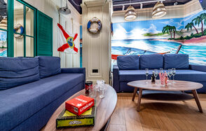 Светлый лофт-зал с гамаком 