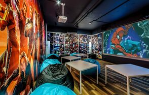 Красочный лофт-зал с пуфами 