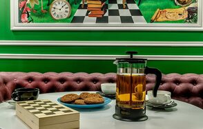 Лофт-зал стилизованный под вымышленный лес