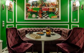 Лофт-зал стилизованный под вымышленный лес