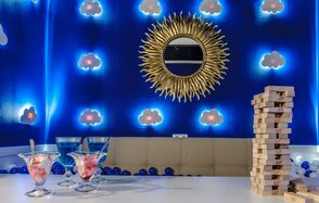 Лофт-зал в синих тонах для небольших мероприятий 