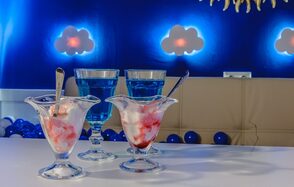 Лофт-зал в синих тонах для небольших мероприятий 