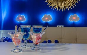 Лофт-зал в синих тонах для небольших мероприятий 