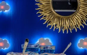 Лофт-зал в синих тонах для небольших мероприятий 