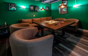 Лофт-зал с большим игральным столом 