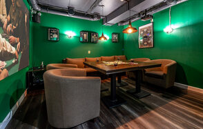 Лофт-зал с большим игральным столом 