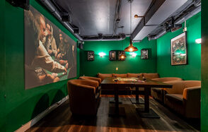 Лофт-зал с большим игральным столом 