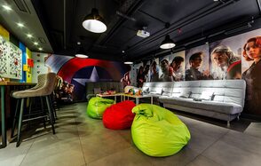 Лофт-зал с супергеройскими персонажами